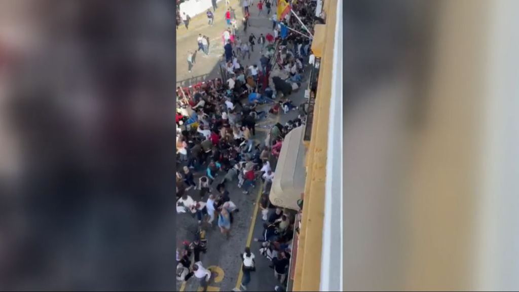 El Toro del Aleluya rompe el vallado y embiste a la multitud en Arcos de la Frontera, Cádiz
