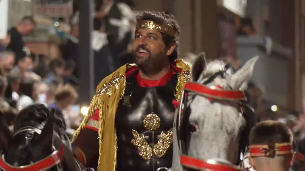 Fernando López Miras vuelve a llevar una cuádriga al galope en la Semana Santa de Lorca