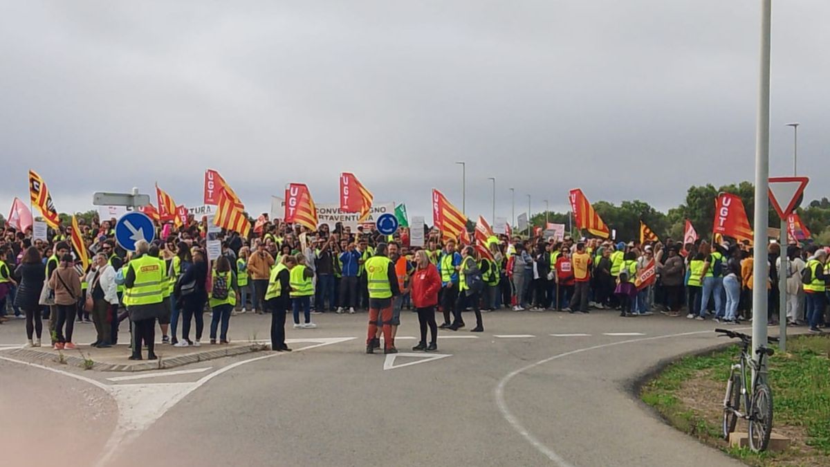 Huelga y protesta de trabajadores frente a PortAventura en Tarragona