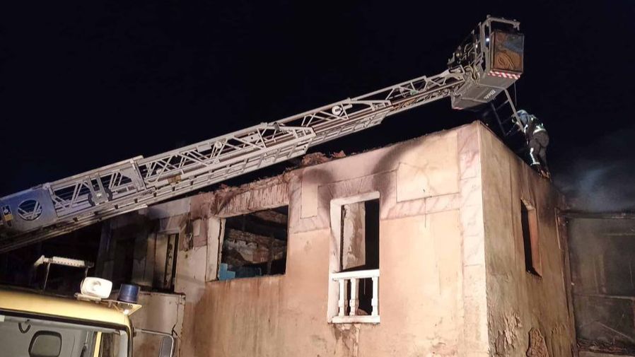 Imagen de la casa incendiada en Salas donde ha fallecido un hombre