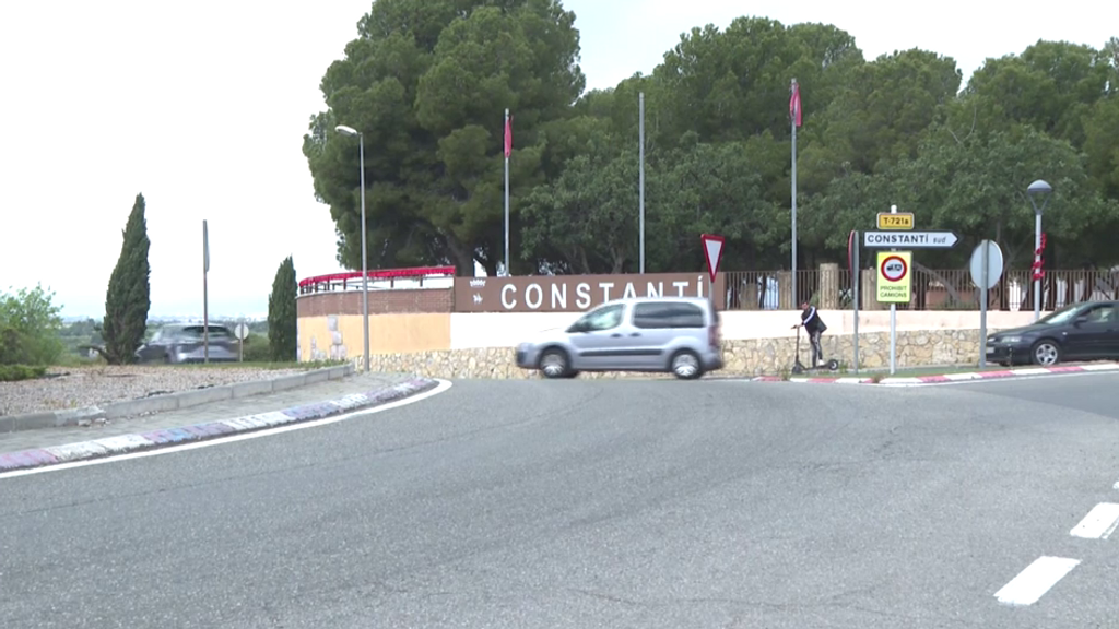 Un hombre para su coche en la AP-7 y confiesa a los Mossos d'Esquadra que lleva el cadáver de una mujer