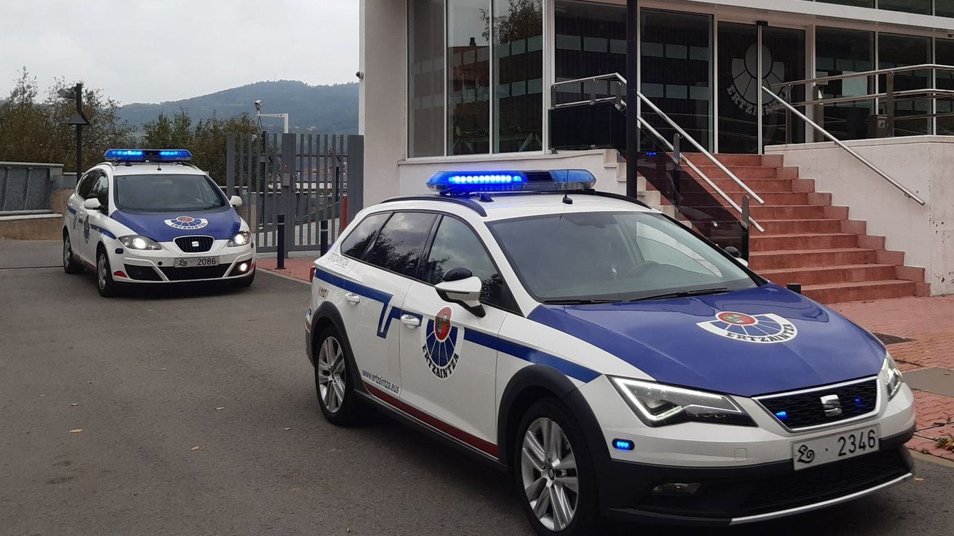 Vehículos de la policía vasca