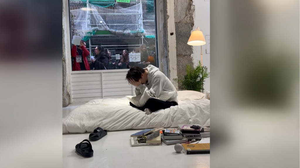 Xavibo, el cantante que ha pasado 13 días expuesto en un escaparate: "El arte es una interpretación"
