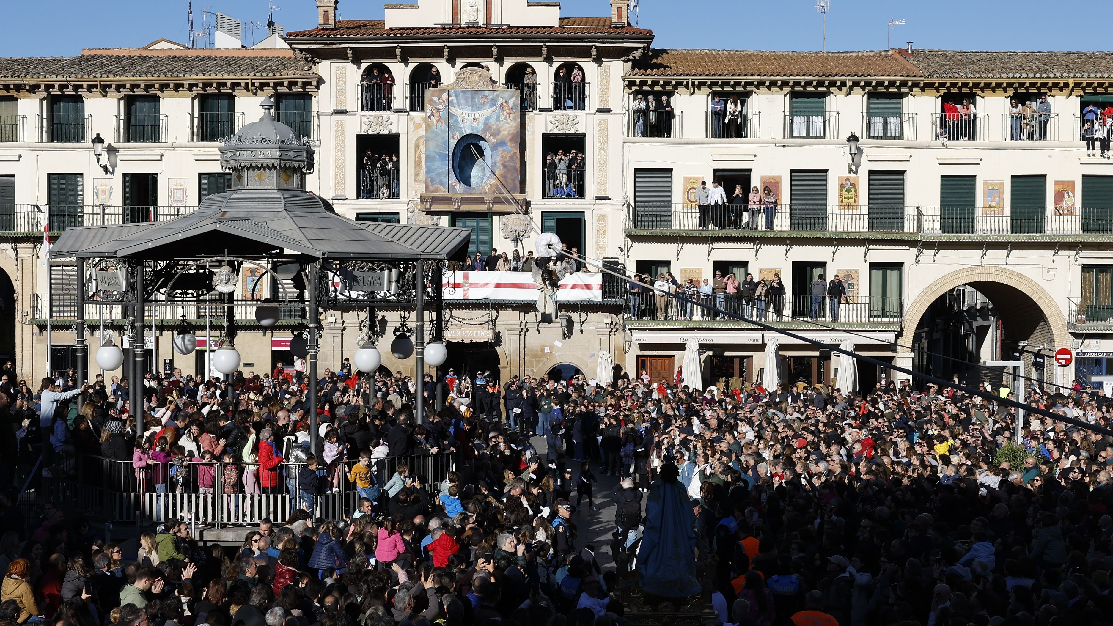 El ángel baja en Tudela y anuncia la resurrección a la Virgen María