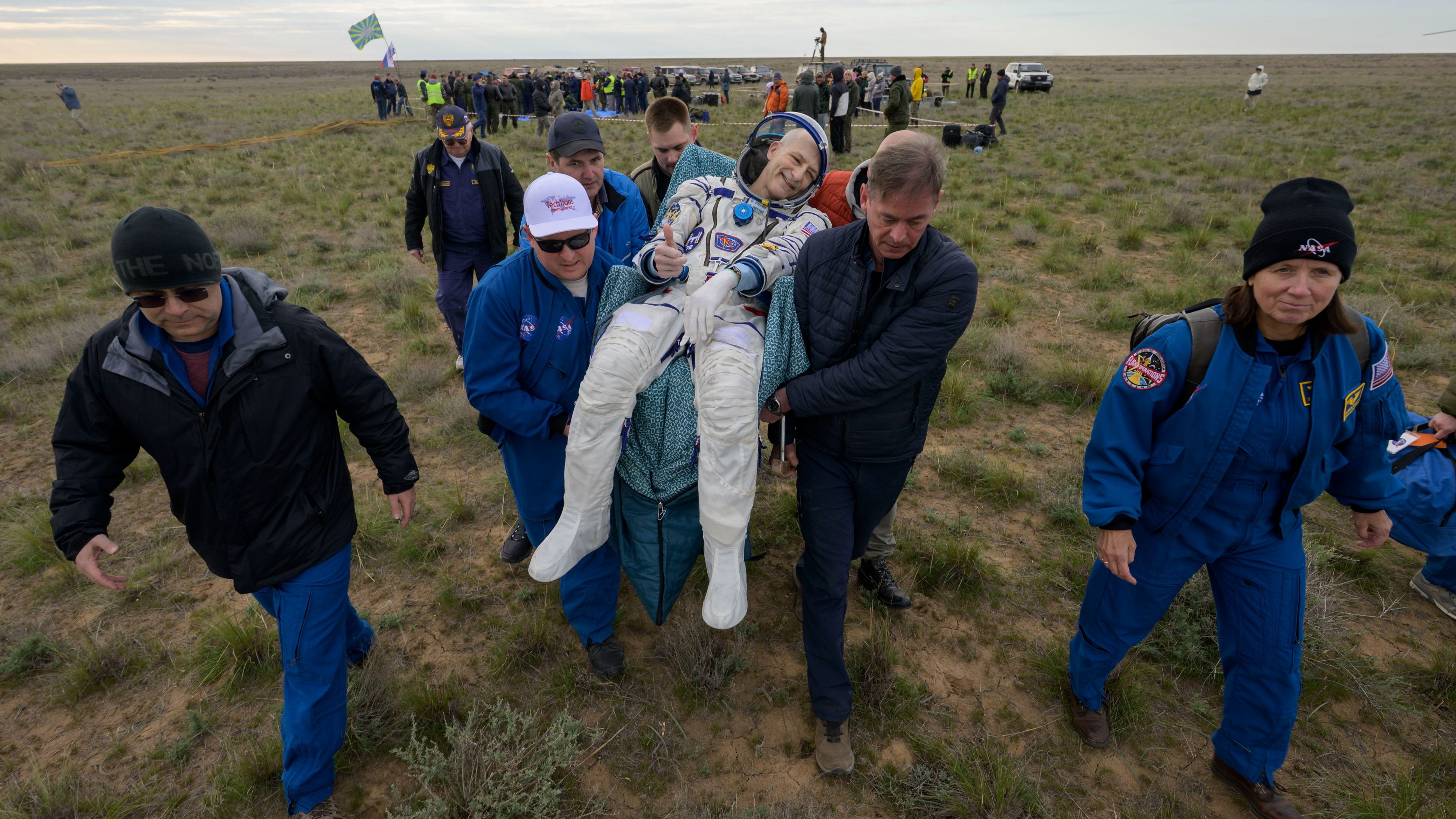 El ingeniero de vuelo de la NASA, Don Pettit, tras regresar a la tierra en la nave rusa MS-26 El ingeniero de vuelo de la NASA, Don Pettit, tras regresar a la tierra en la nave rusa MS-26