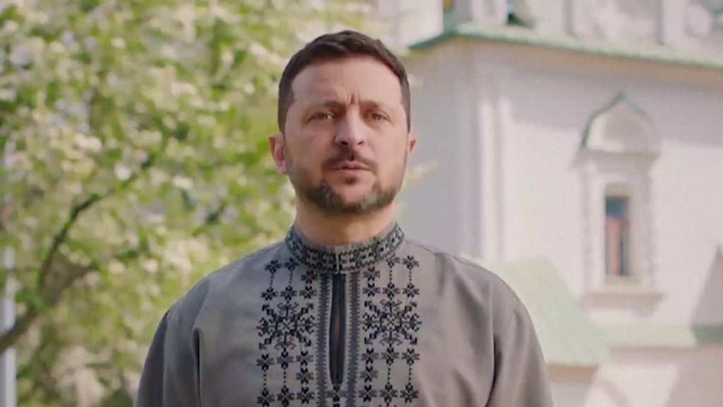 El presidente de Ucrania, Volodimir Zelenski, denuncia que Rusia ha roto la tregua varias veces