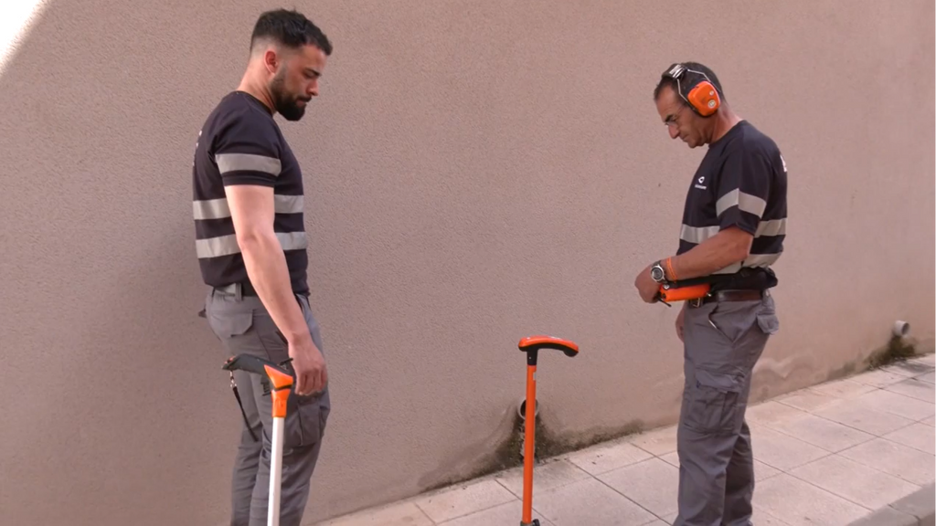 Informativos Telecinco acompaña a un equipo de expertos en fugas: "La mayoría del agua que se gasta en los pueblos se va en fugas"