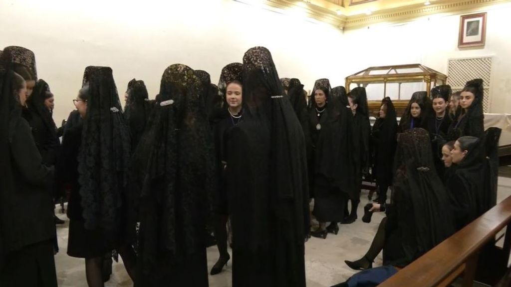 Las mantillas y las peinetas de las Manolas lucen otro año más en Valladolid