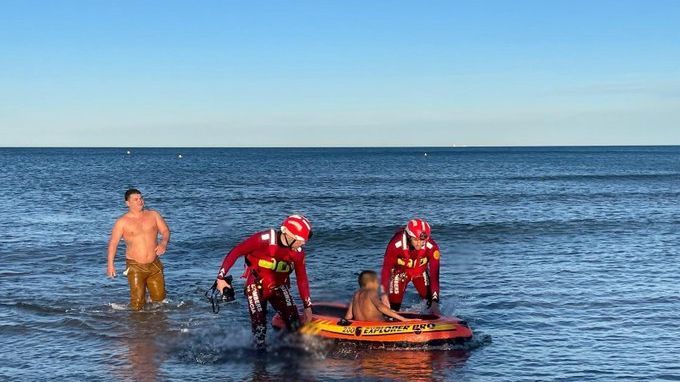 Los Bomberos han rescatado a un menor con síntomas de hipotermia en la playa de la Malvarrosa