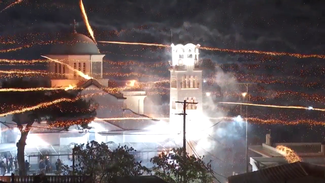 Los feligreses de dos iglesias se enfrentan a un choque pirotécnico en la isla griega de Quíos