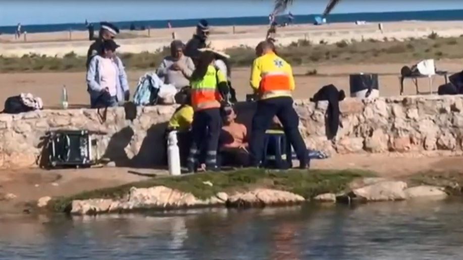 Muere un joven de 17 años ahogado en la playa de Comarruga, Tarragona