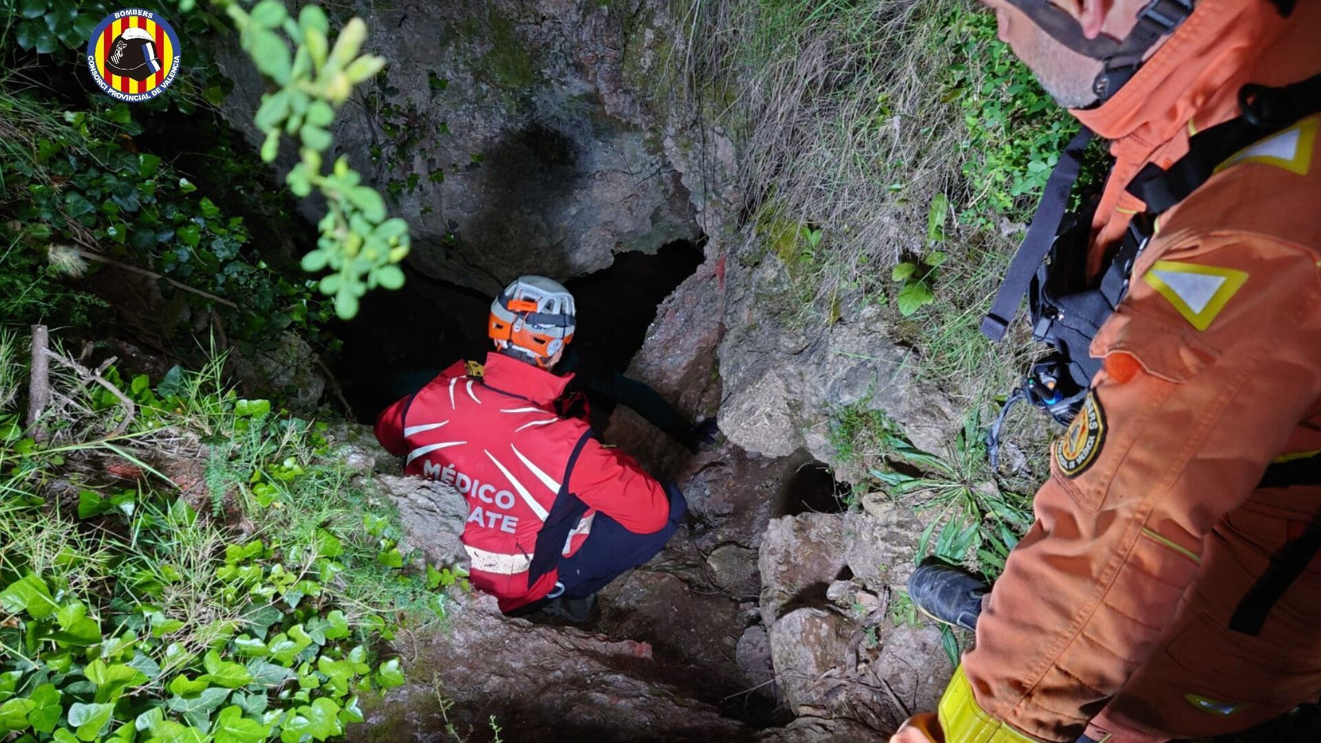 Rescatan a cuatro espeleólogos atrapados en una cueva de Vallada, Valencia