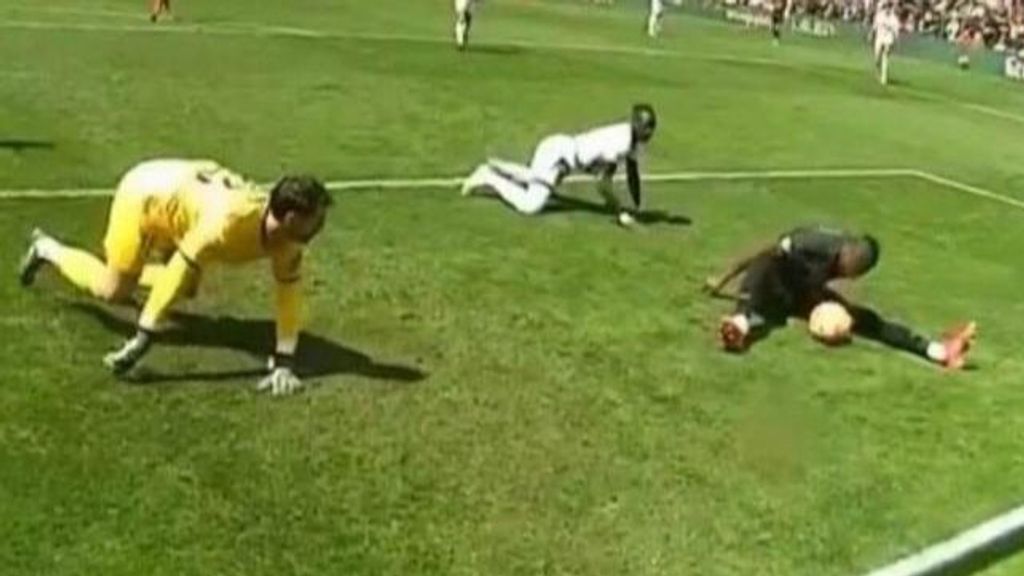 sadiq controla el balon antes de marcar 001