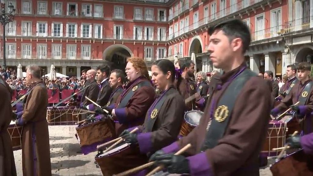 Sonora tamborrada en el centro de Madrid para celebrar el Domingo de Resurrección