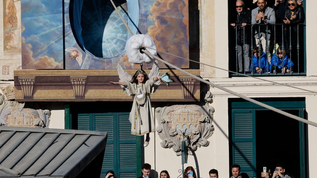 Miles de personas viven en Tudela su tradicional Bajada del Ángel, Fiesta de Interés Turístico Nacional