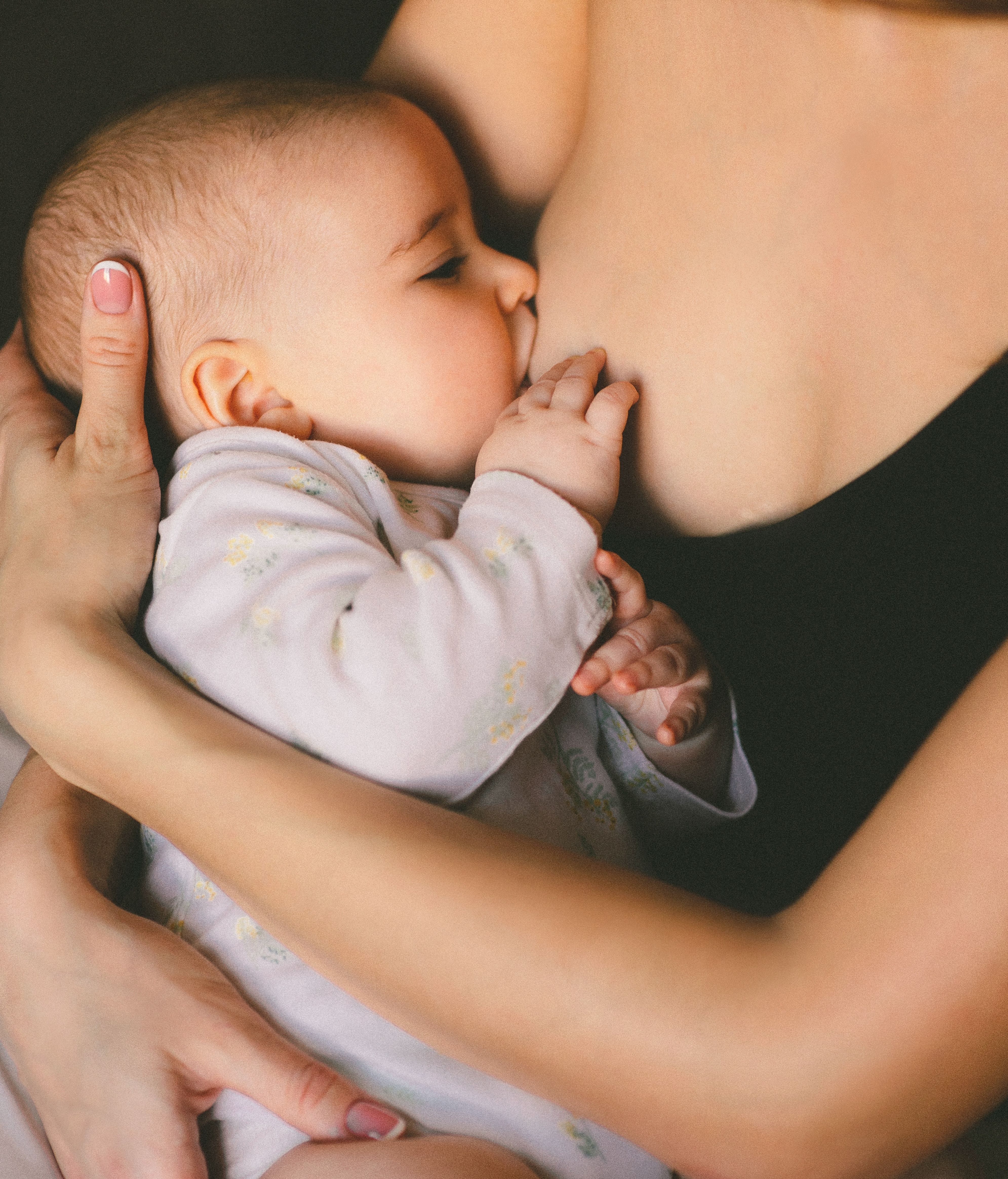 A los bebés les encanta dormirse al pecho de su madre. FUENTE: Pexels