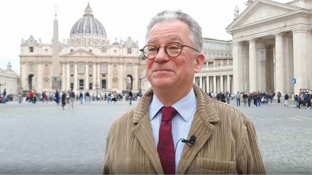 Austen Ivereigh realiza una entrevista para 'Informativos Telecinco'