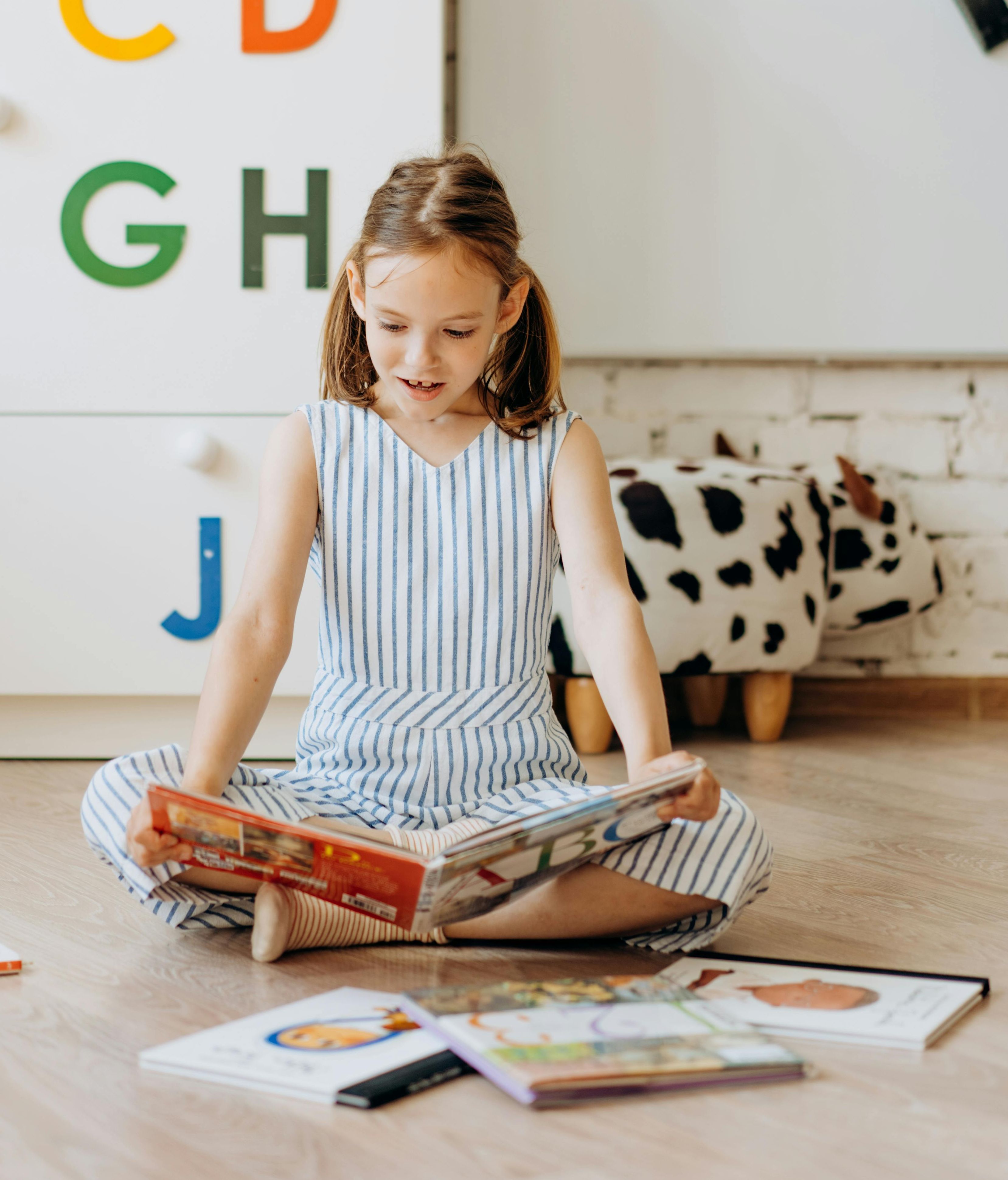 Busca un momento del día para animarle a leer. FUENTE: Pexels