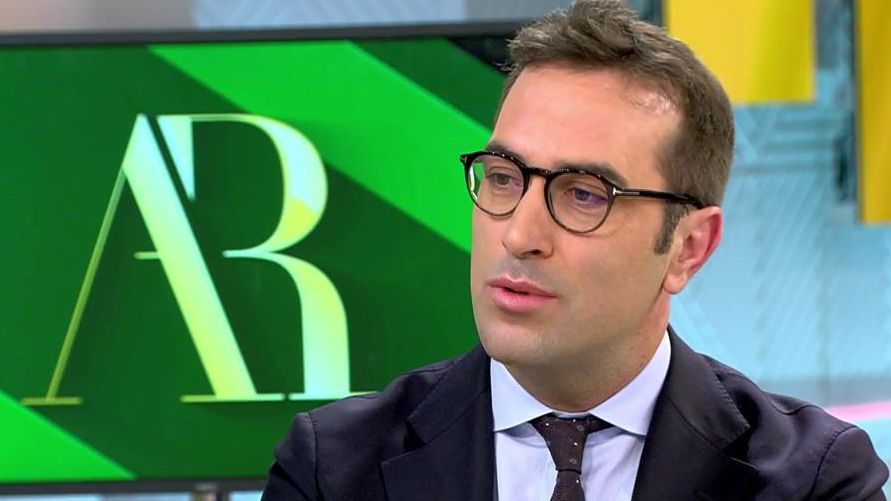 Carlos Cuerpo se entera de la muerte del Papa Francisco