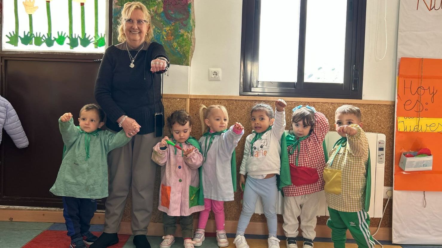 Chon, una de las abuelas del barrio del Tomillo, entrega a la "Patrulla Antisoledad" las nuevas capas hechas a mano