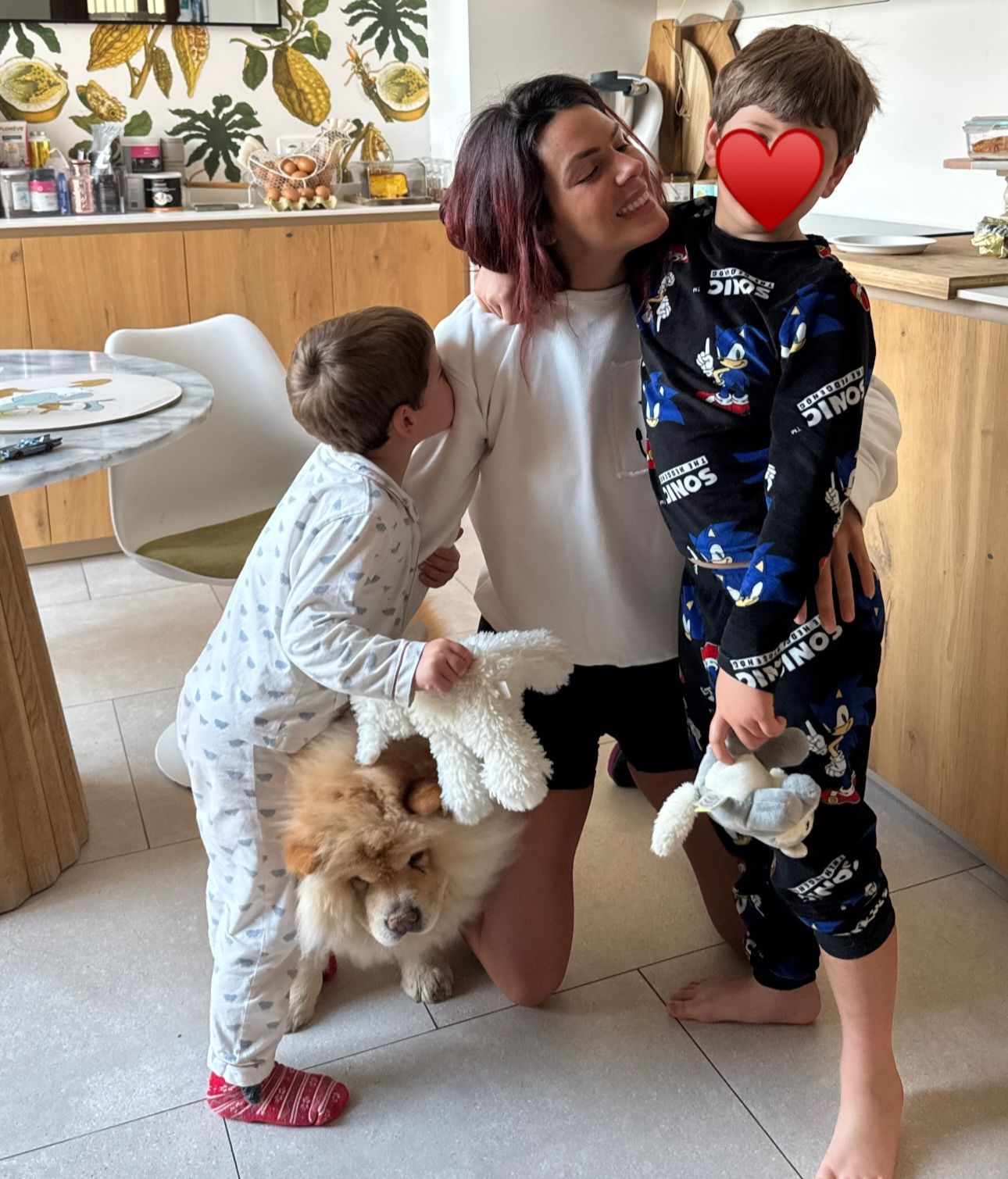 Cuando son fotos actuales, Laura Matamoros pixela a sus hijos