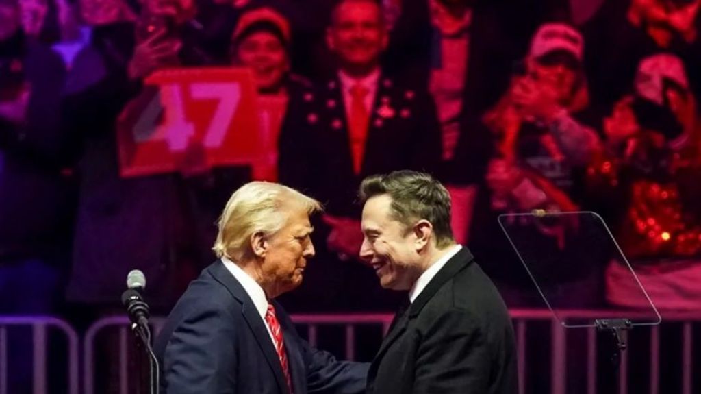 Donald Trump y Elon Musk en la ceremonia de investidura  en el Capital One Arena. EFE/