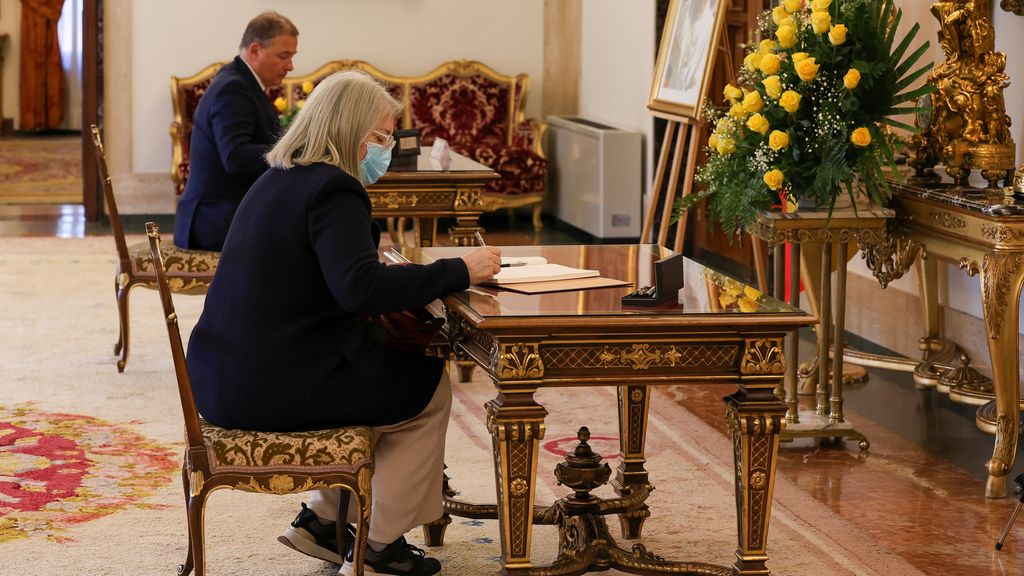 Dos personas firman el libro de condolencias en memoria del Papa emérito Benedicto XVI, en la Nunciatura, en enero de 2023