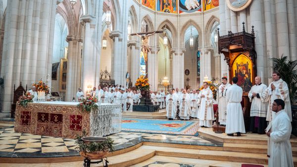 Multitudinaria misa en la catedral de la Almudena de Madrid por el papa