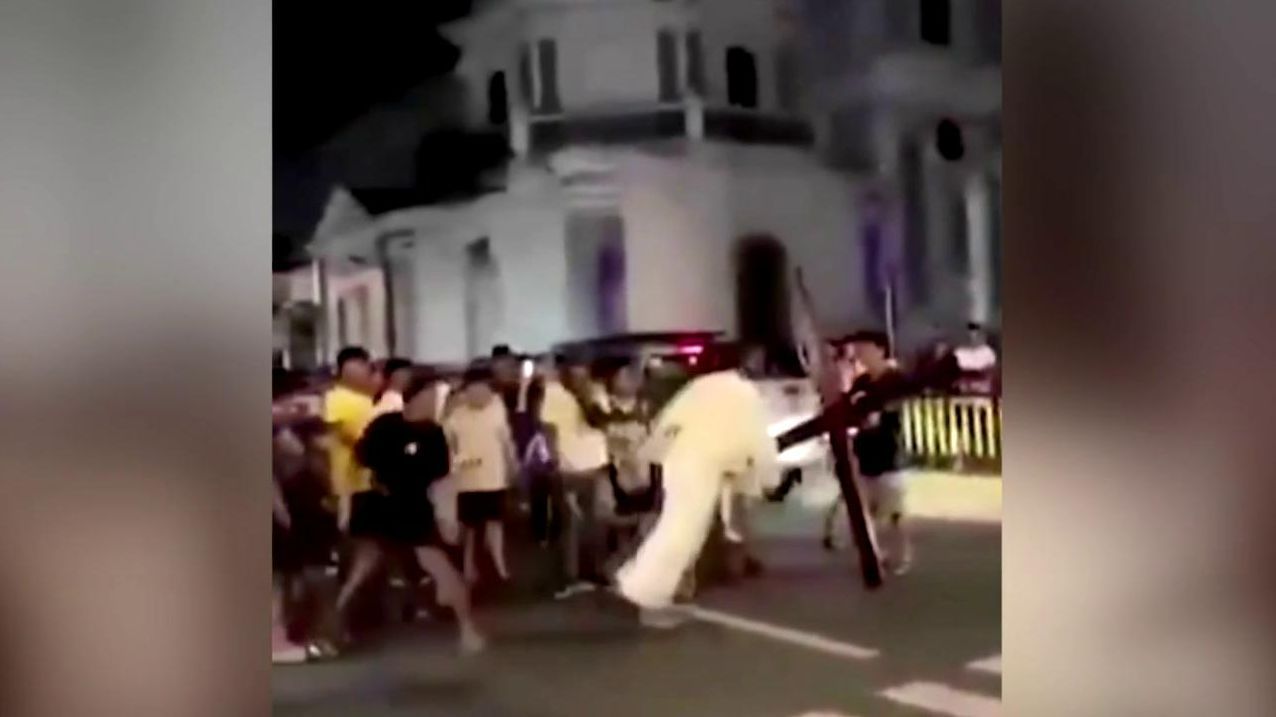 El enfado de un hombre que interpretaba a Jesucristo en México: da una patada a un joven en plena procesión