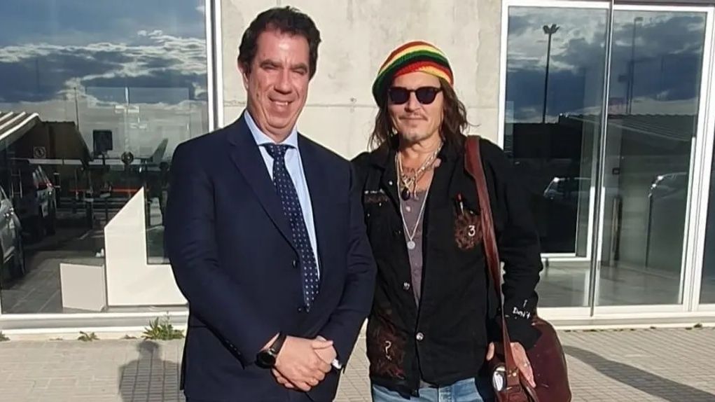 Johnny Depp tras aterrizar en Teruel