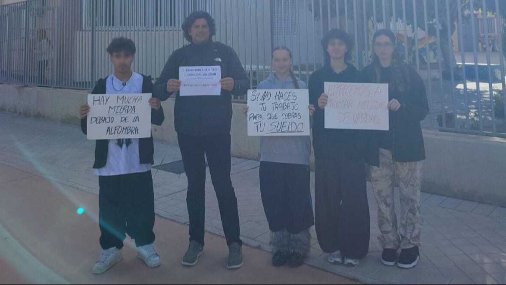José María junto a otros alumnos mayores de edad pidiendo que el centro actúe contra el acoso