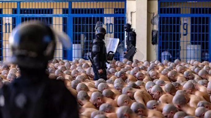 - La Policía salvadoreña en una cárcel con cientos de detenidos