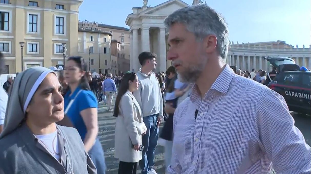 Las impresiones de los fieles a las puertas del Vaticano tras la muerte del papa Francisco