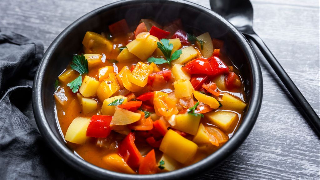 Las patatas guisadas a lo pobre son una receta simple, sencilla y sabrosa que no es nada complicada de hacer