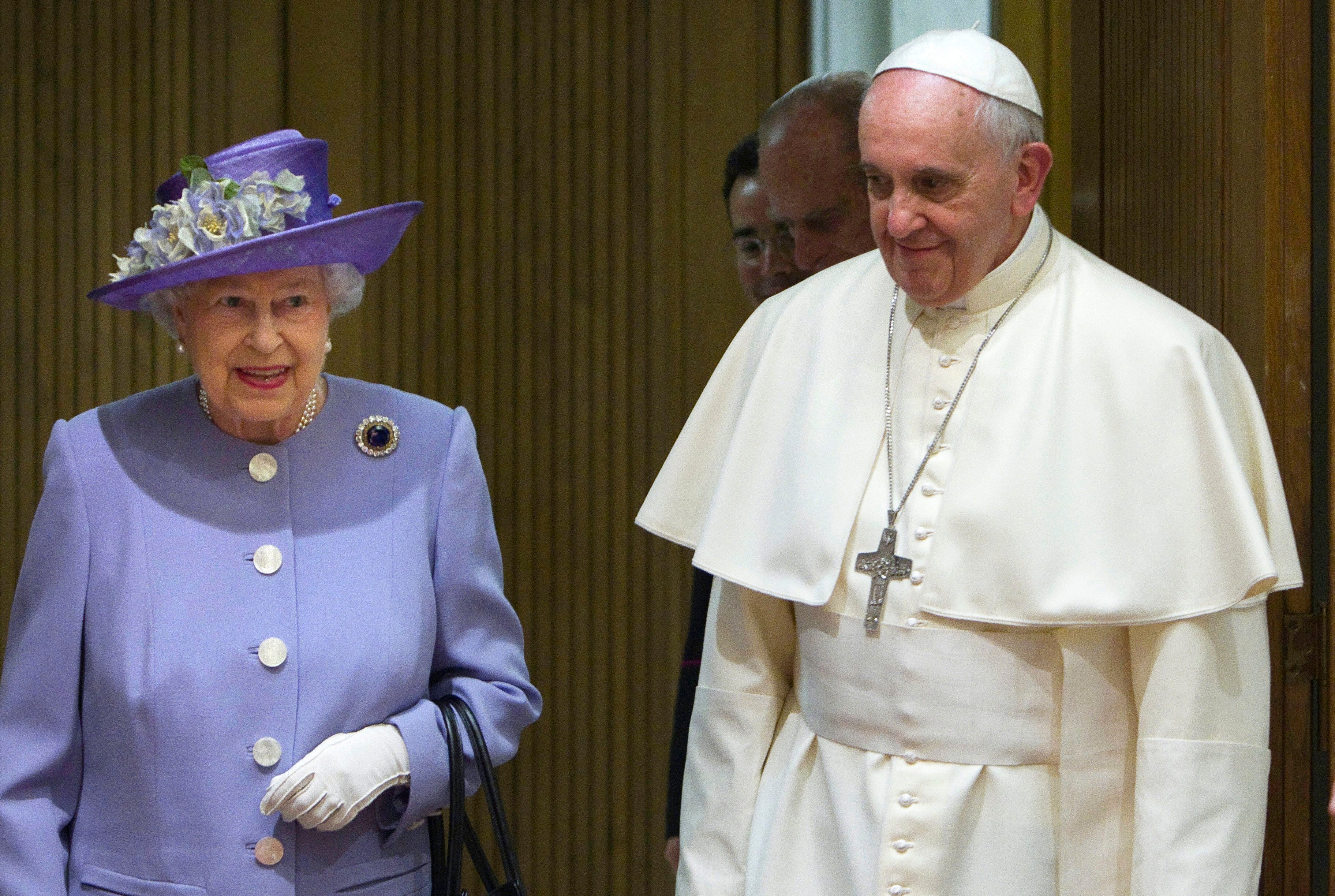 El papa Francisco con la reina Isabel II de Inglaterra