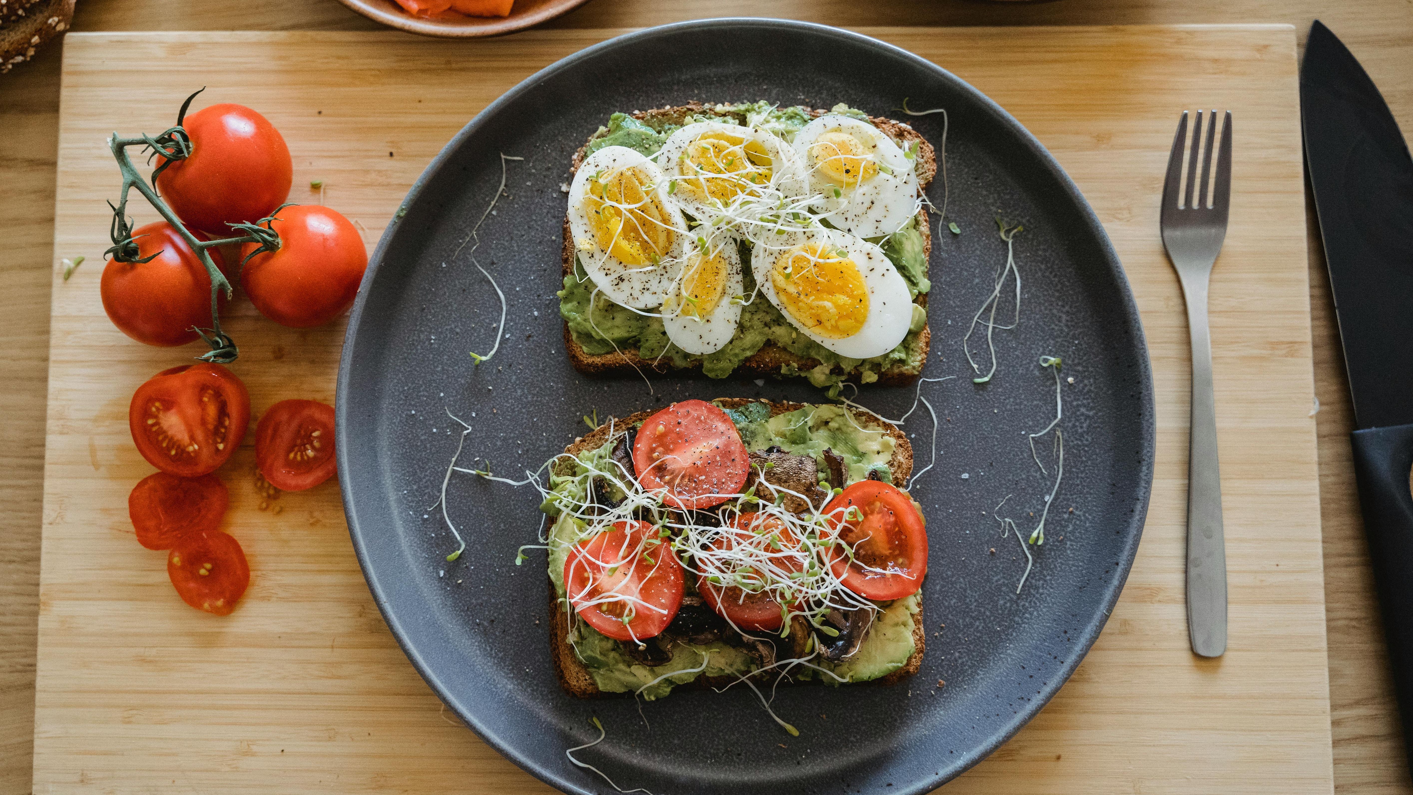 Tostadas con aguacate, huevo y tomate. FUENTE: Pexels