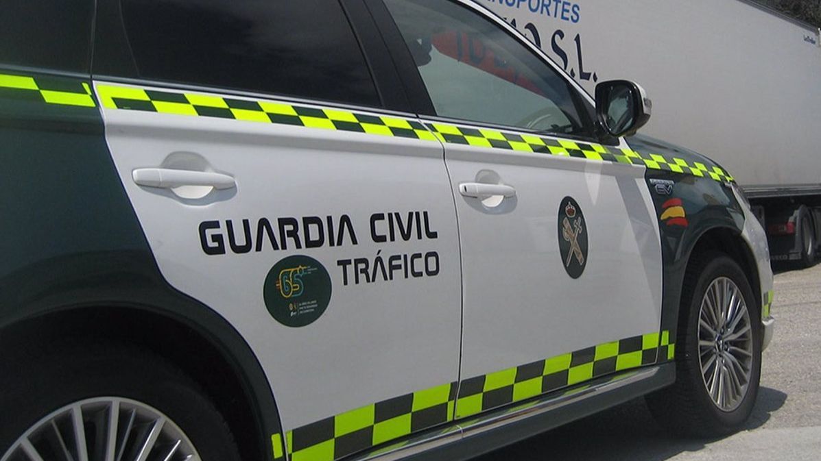 Un hombre ha muerto y dos personas han resultado heridas al volcar el vehículo en el que viajaban en Cuenca