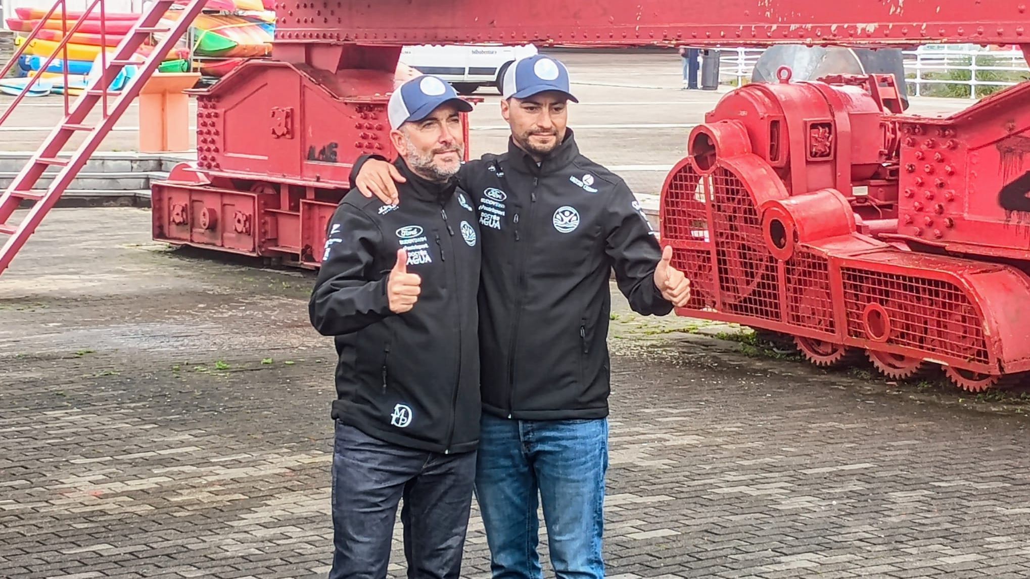 A la izquierda de la imagen, ‘Quique bolsitas’ junto al nadador Alberto Lorente