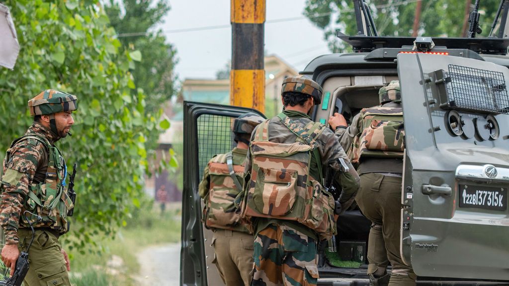 Al menos 24 muertos en un tiroteo contra un grupo de turistas en la India