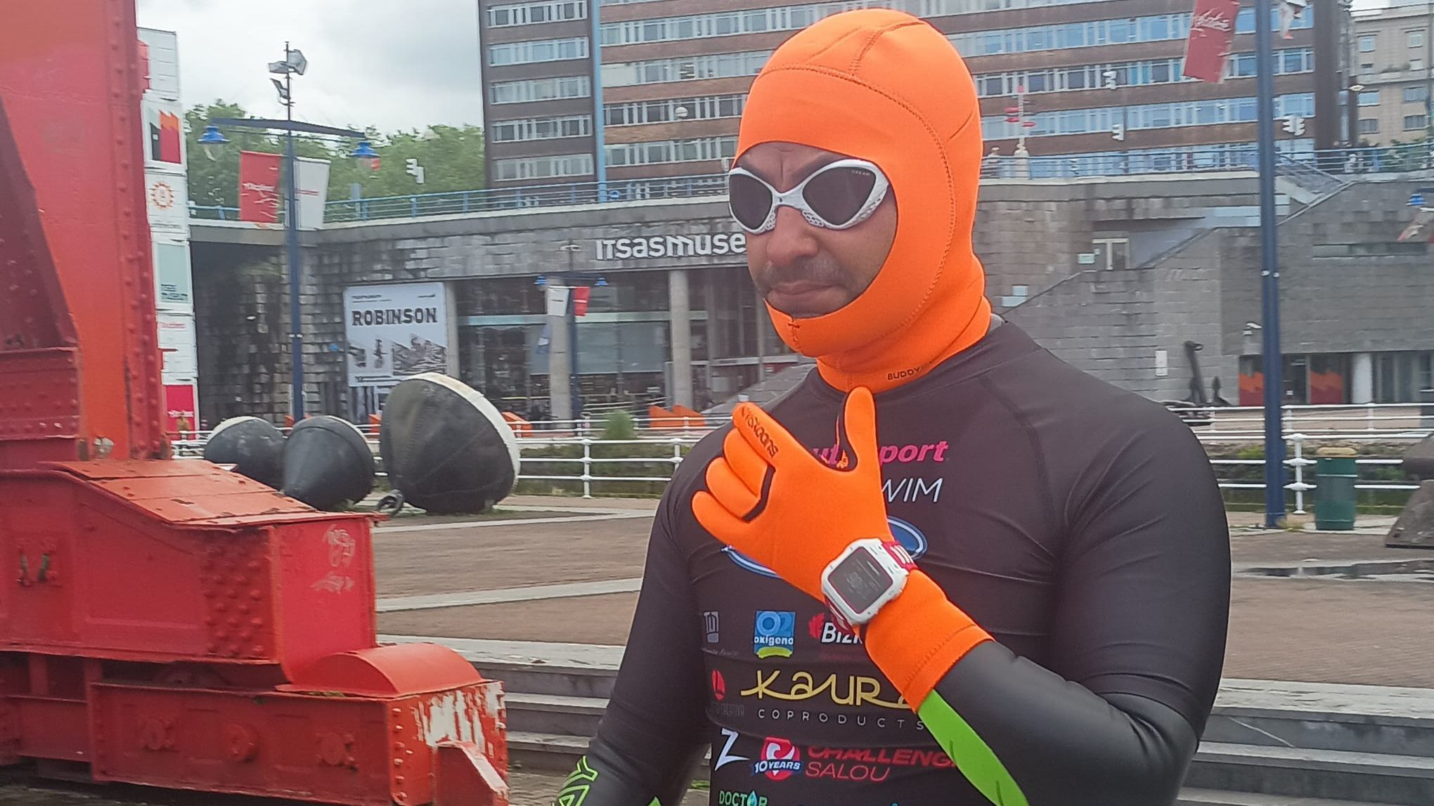 Alberto Lorente segundos antes de lanzarse a la ría para nadar hasta Getxo