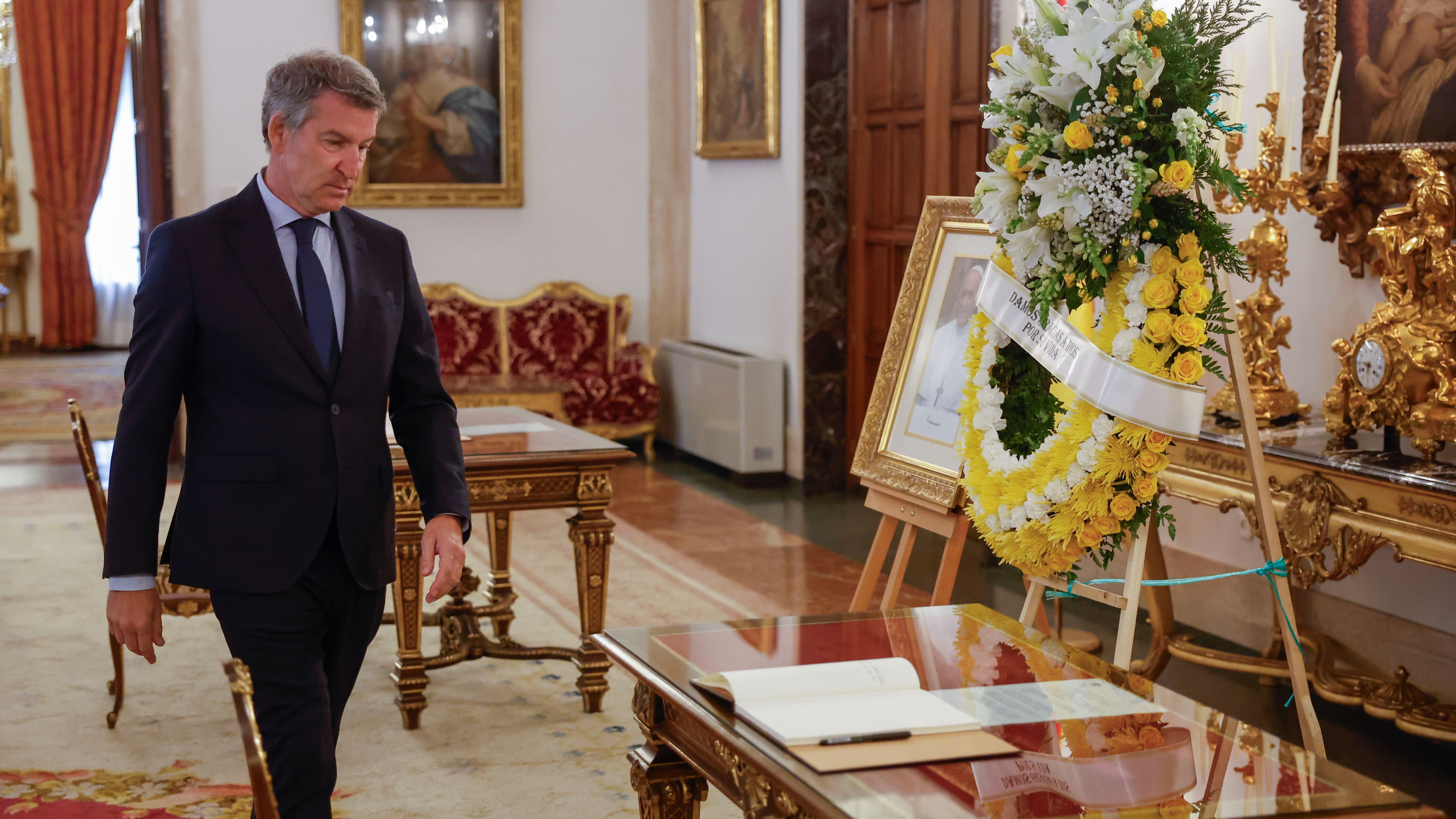 Alberto Núñez Feijóo se dispone a firmar el libro de condolencias abierto en la Nunciatura Apostólica de Madrid por la muerte del papa Francisco
