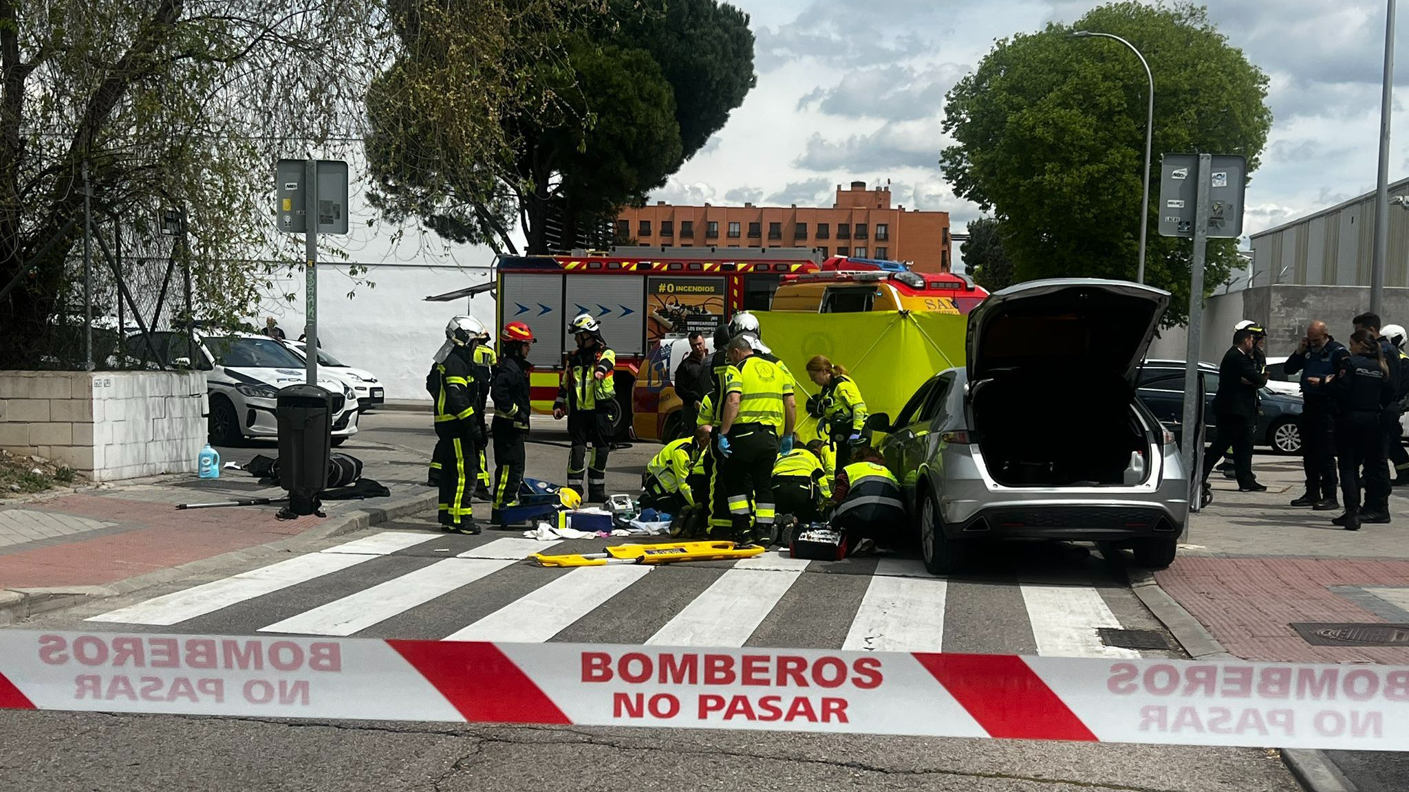Atropello a una mujer y su bebé en Madrid: uno de los vehículos implicados se habría saltado un ceda al paso