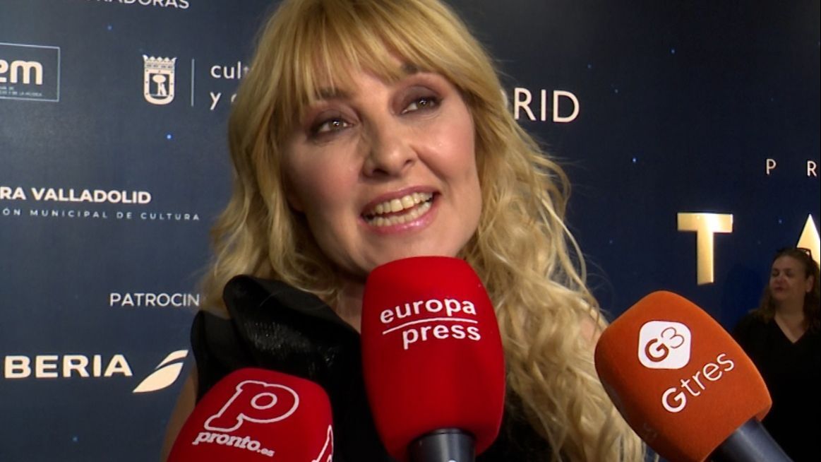 Cayetana Gullén Cuervo, atendiendo a los medios