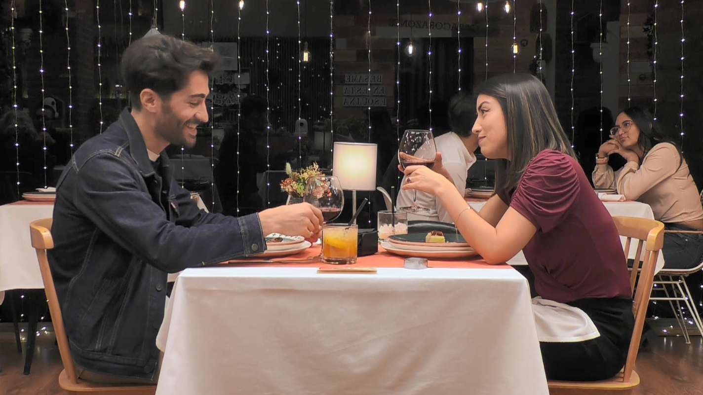 Edu y Francesca en un momento picante de su cita en 'First Dates'