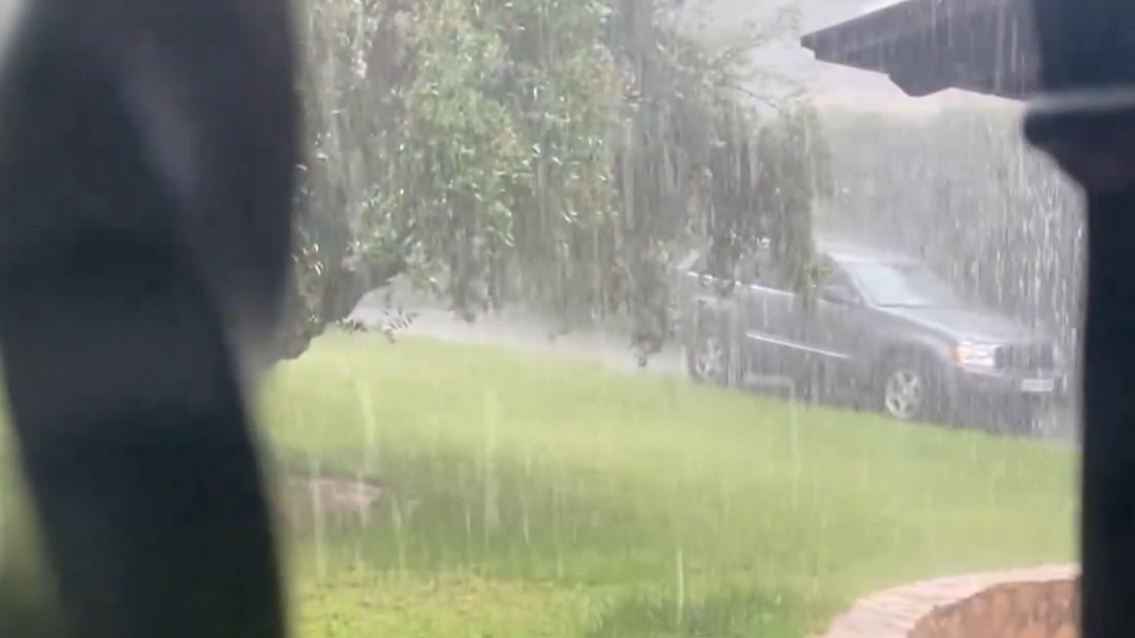 El granizo sorprende a la Comunidad Valenciana: piden precaución ante las posibles crecidas de los ríos
