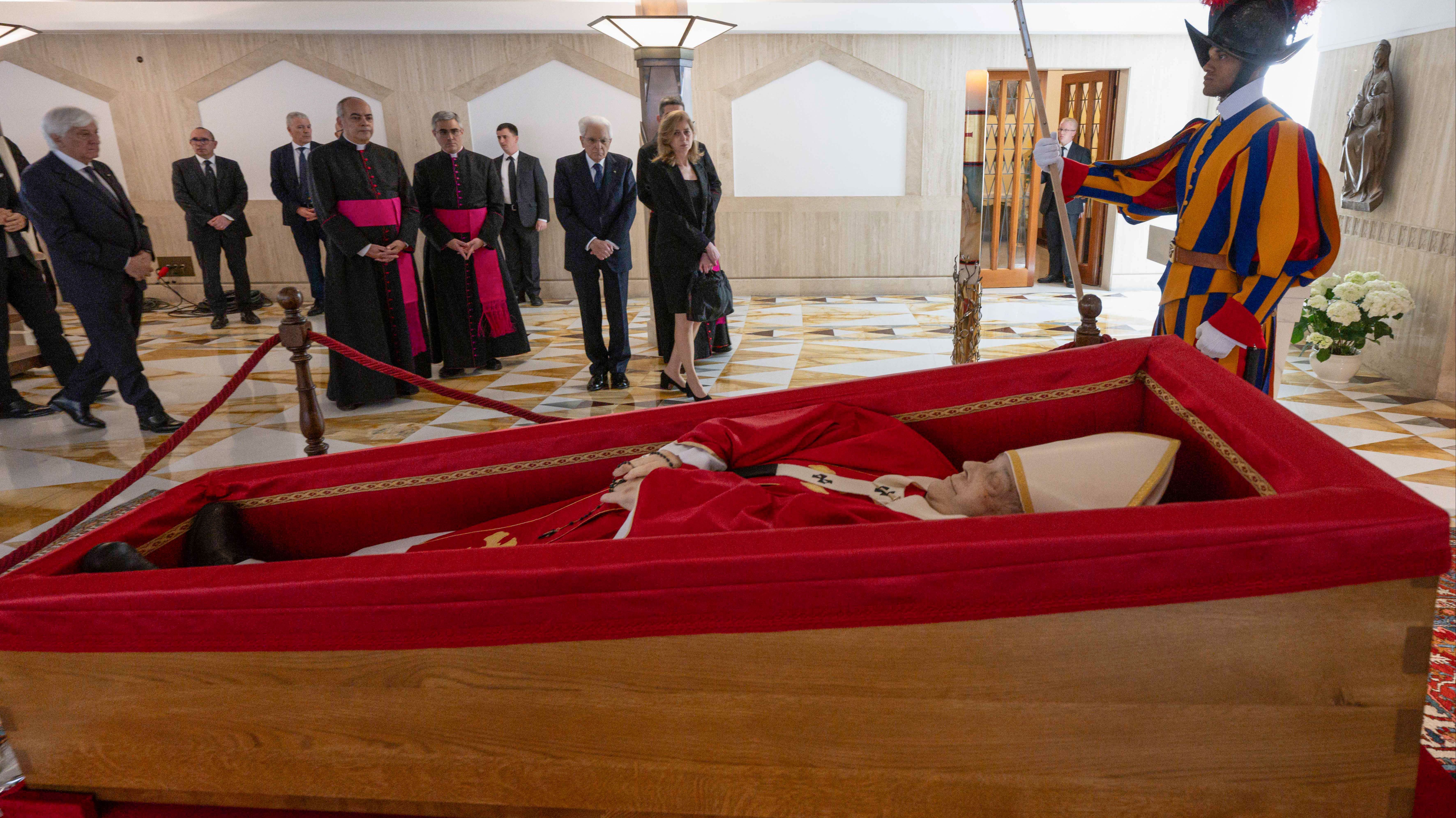 Las claves del funeral del papa Francisco: un rito sencillo y sin embalsamar, como él mismo pidió