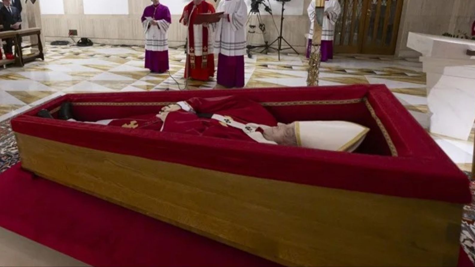 Los símbolos que se esconden en la capilla ardiente del papa Francisco
