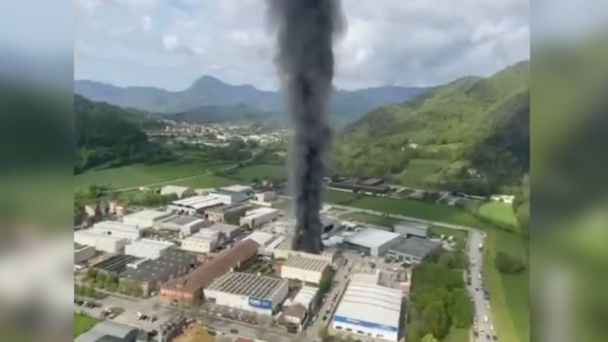 Gran columna de humo tras el incendio en cinco naves en Olot
