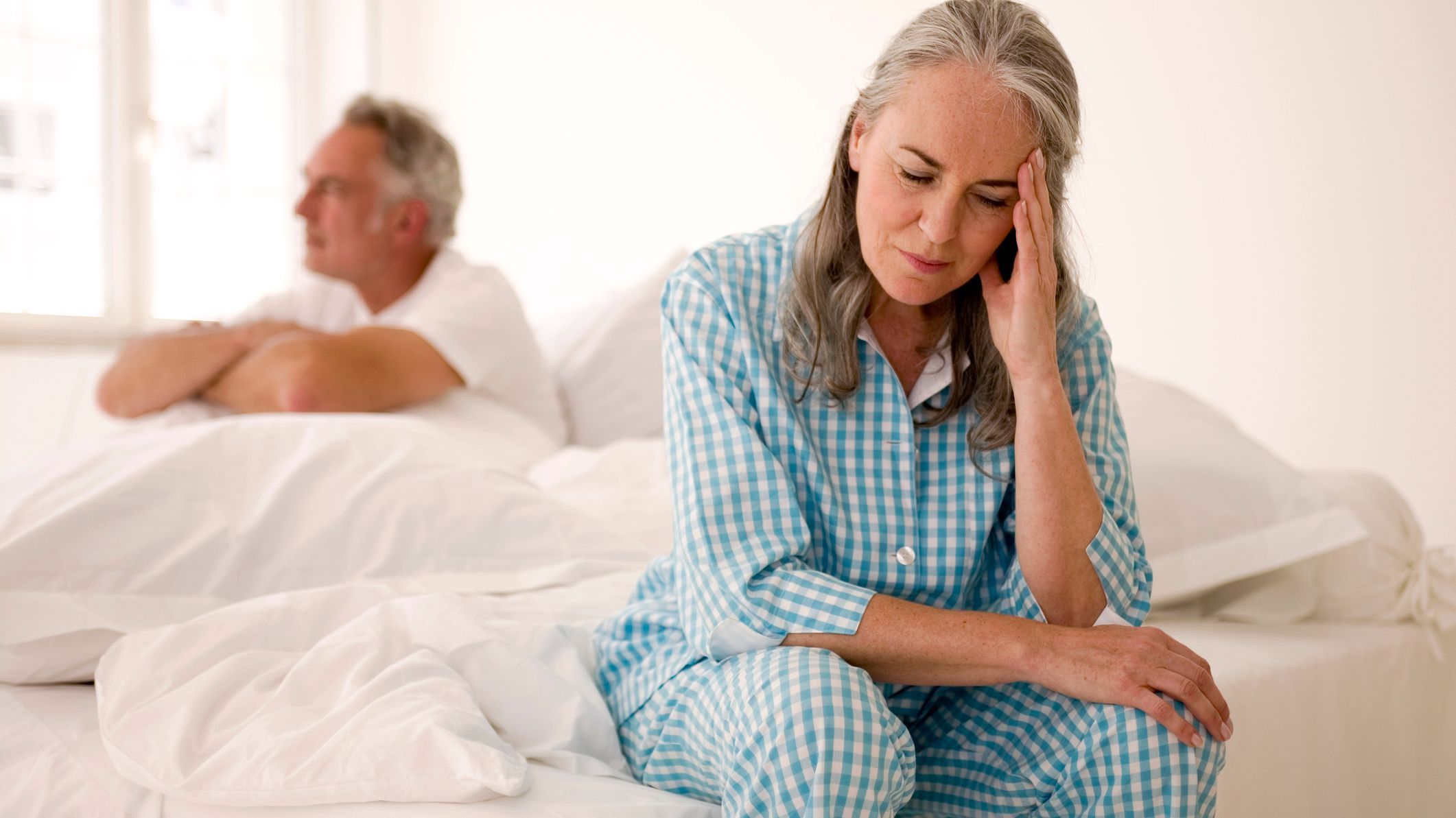 Hay parejas que se resisten a dormir separadas porque puede generar juicios o incomodidad social