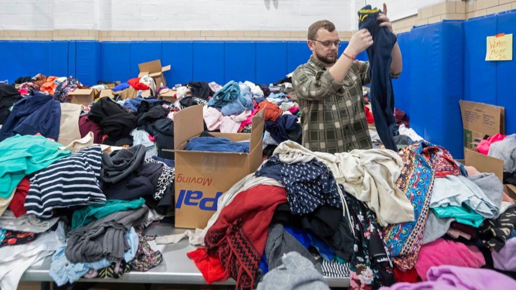 Imagen de archivo de un mercado de ropa de segunda mano
